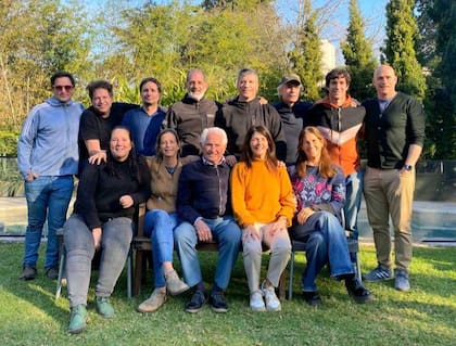 Pomi Contepomi (al centro), rodeado por sus doce hijos. Arriba, de izquierda a derecha: Fran Villegas, Bebe Contepomi, Santi Villegas, Juampi Contepomi, Manu Contepomi, Pancho Contepomi, Joaco Villegas y Felipe Contepomi. Abajo, de izquierda a derecha: Mechi Villegas, Male Contepomi, Silvana Contepomi y Lía Contepomi