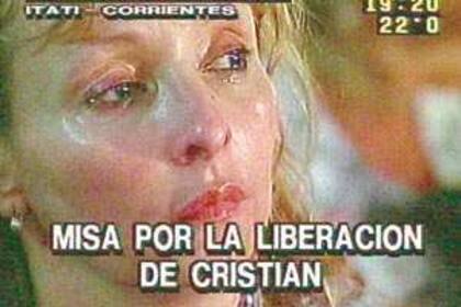 Pompeya Gómez, la madre de Christian Schaerer, llora durante la misa celebrada ayer en Corrientes