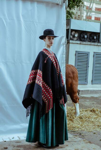 Poncho Pampa de origen araucano tejido con técnica de laboreo, con un diseño en cuadrículas denominado “Damero” en lana de oveja.