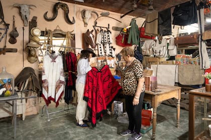 Ponchos, alforjas y polainas, como parte de la oferta de la talabartería.