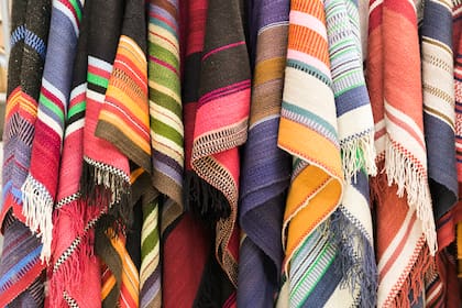 Ponchos coloridos en la tienda de Antonio Avar Saracho