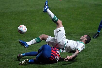 Pons y Rojas, al piso, una escena curiosa del partido que disputaron San Lorenzo y Banfield