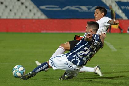 En su provincia, el mendocino Pérez jugó como en los viejos tiempos: un 8 de ida y vuelta, con riesgo físico.