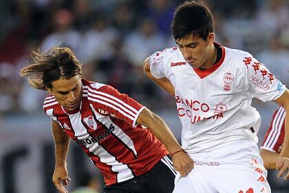 Con la camiseta de Huracán, ante River, marcado por Ponzio; Battaglia descendió con el Globo y jugó en la segunda categoría, pero se fue en conflicto