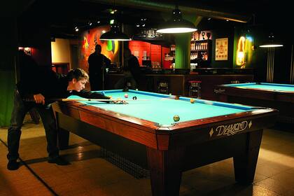 Pool entre la penumbra del Corona