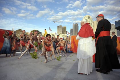 Bailarines aborígenes actúan frente al papa Benedicto XVI y al cardenal George Pell, en Sydney, Australia, el jueves 17 de julio de 2008