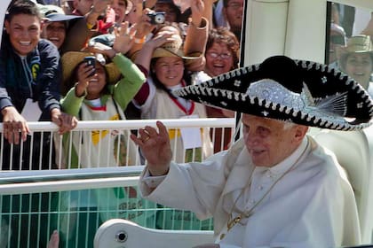 En esta foto del 25 de marzo de 2012, el papa Benedicto XVI saluda desde el papamóvil con un sombrero mexicano cuando llega para dar una misa en el Parque Bicentenario cerca de Silao, México