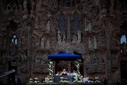 El Papa Benedicto XVI dirige una misa frente a la iglesia de la Sagrada Familia en Barcelona, España, durante la ceremonia de consagración el domingo 7 de noviembre de 2010. El Papa consagró La Sagrada Familia, el monumento de Barcelona diseñado por Antoni Gaudí, cuya construcción comenzó en 1882