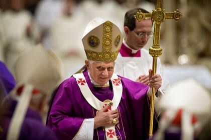 El Papa Benedicto XVI sale después de una Misa conmemorativa por el cuarto aniversario de la muerte del Papa Juan Pablo II en la Basílica de San Pedro, en el Vaticano, el 2 de abril de 2009