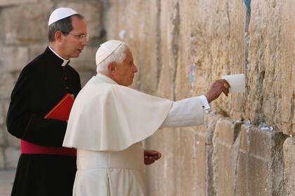 El Papa Benedicto XVI coloca una nota en el Muro Occidental, el lugar más sagrado del judaísmo, en la Ciudad Vieja de Jerusalén, fotografía de archivo del martes 12 de mayo de 2009
