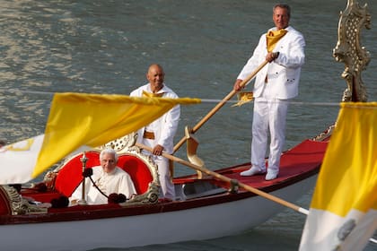 El Papa Benedicto XVI es transportado en una góndola por el Gran Canal durante su visita pastoral a Venecia el 8 de mayo de 2011.