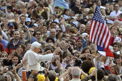 El Papa Benedicto XVI bendice a los fieles durante su audiencia general semanal en la plaza de San Pedro en el Vaticano, el 9 de abril de 2008.