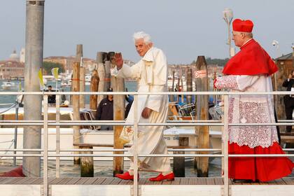 El Papa Benedicto XVI sale de la "Basílica de la Salute" al final de su visita pastoral en Venecia el 8 de mayo de 2011.