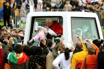 El Papa Benedicto XVI besa a un bebé cuando llega al hipódromo de Randwick en Sydney para el inicio de la misa de clausura de la Jornada Mundial de la Juventud (JMJ) el 20 de julio de 2008.