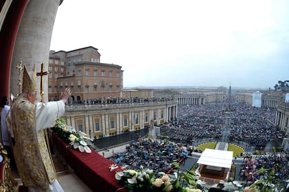 Una foto proporcionada el 4 de abril de 2010 por el Osservatore Romano muestra al Papa Benedicto XVI entregando el tradicional mensaje de Pascua Urbi et Orbi desde la logia central de la Basílica de San Pedro, en el Vaticano
