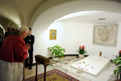el Papa Benedicto XVI reza ante la tumba del Papa Juan Pablo II para las oraciones tradicionales del Día de Todos los Santos del 2 de noviembre de 2010, en las Grutas del Vaticano