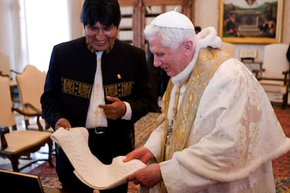 El Papa Benedicto XVI recibe una bufanda blanca de alpaca del presidente de Bolivia, Evo Morales, durante una audiencia privada en la Biblioteca Privada del Pontífice en el Vaticano, lunes, 17 de mayo de 2010. Evo Morales ha entregado a Benedicto XVI una carta en la que le pide la abolición del celibato, el acceso de la mujer al sacerdocio y la "humanización y democratización de la estructura clerical". La entrega de la carta fue anunciada por el propio Morales, tras el coloquio que mantuvieron a solas durante 25 minutos, ayudados por un intérprete. 