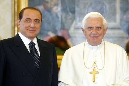 El Papa Benedicto XVI junto al Primer Ministro Silvio Berlusconi durante una audiencia privada en el Vaticano el 6 de junio de 2008.  