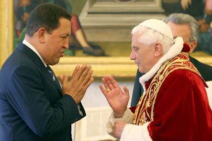 El presidente venezolano Hugo Chávez, es bendecido por el Papa Benedicto XVI durante una audiencia privada en el Vaticano, el jueves 11 de mayo de 2006.