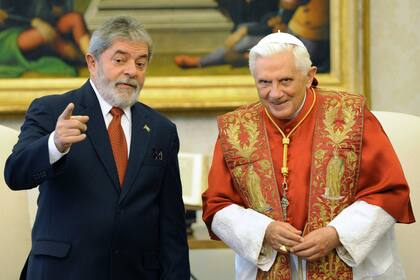 El Papa Benedicto XVI dialoga con el presidente de Brasil, Luiz Inacio Lula da Silva; durante una audiencia privada en el Vaticano, el 13 de noviembre de 2008.