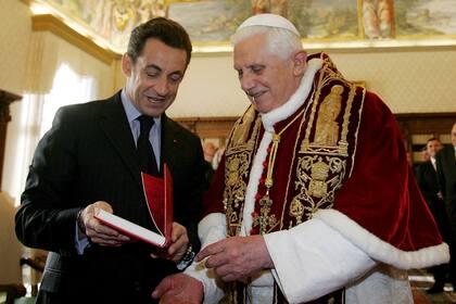 El papa Benedicto XVI recibe al presidente francés Nicolas Sarkozy en una audiencia privada en el Vaticano, jueves 20 de diciembre. El encuentro coincide con el revuelo mediático producido tras la noticia del romance del mandatario galo con la ex modelo Carla Bruni, sólo dos meses después de anunciar el divorcio de su segunda mujer Cecilia.