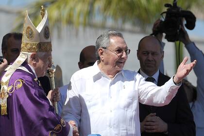 El presidente cubano Raúl Castro hace gestos junto al Papa Benedicto XVI después de la misa en la Plaza de la Revolución en La Habana el 28 de marzo de 2012.