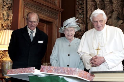 El duque de Edimburgo observa mientras la reina Isabel II de Inglaterra y el papa Benedicto XVI intercambian regalos durante su encuentro en el palacio de Holyrood House en Edimburgo, Reino Unido, jueves 16 de septiembre de 2010.