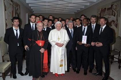 Los jugadores del club Atlético de Madrid durante el encuentro privado que mantuvieron con el Papa Benedicto XVI el 15 de febrero de 2012
