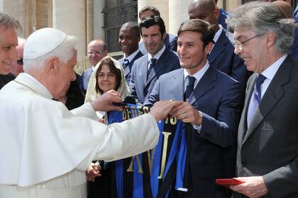 El Papa Benedicto XVI recibe la camiseta del Inter de Milán de manos del jugador argentino Javier Zanetti y del presidente del Inter de Milán Massimo Moratti durante su audiencia general semanal en la plaza de San Pedro en el Vaticano el 7 de mayo de 2008.