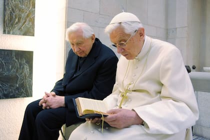 El Papa Benedicto XVI se encuentra con su hermano, Monseñor Georg Ratzinger, en el Vaticano, el sábado 14 de abril de 2012