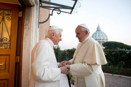Papa Francisco (derecha) reunido con el Papa emérito Benedicto XVI en el monasterio Mater Ecclesiae en el Vaticano, el 23 de diciembre de 2013

