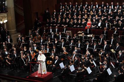 El Papa Benedicto XVI se dirige a la audiencia de la Orquesta del Teatro La Scala durante un concierto en Milán el 1 de junio de 2012 durante el 7º Encuentro Mundial de las Familias. Benedict asistió a un concierto en el prestigioso teatro de ópera Scala para escuchar la Novena Sinfonía de Beethoven dirigida por Daniel Barenboim.