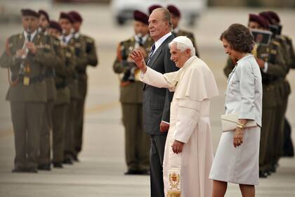 El Rey de España Juan Carlos y la Reina Sofía de España se despidieron del Papa Benedicto XVI en el aeropuerto de Barajas en Madrid el 21 de agosto de 2011.