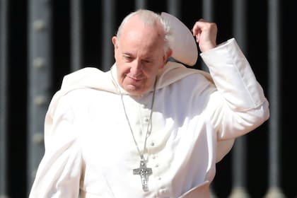 El Papa también pidió que la recitación del rosario durante el mes de octubre termine con una oración escrita por el papa León XIII que invoca a San Miguel Arcángel
