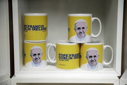 La librería religiosa Veritas puso a al venta merchandising del Papa por su visita