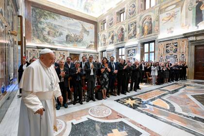 Esta foto tomada y distribuida el 14 de junio de 2024 por The Vatican Media muestra al Papa Francisco durante una audiencia con comediantes en el Vaticano