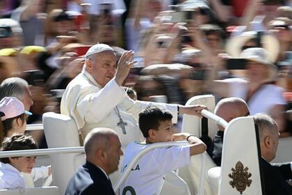 El papa Francisco saluda desde el papamóvil cuando llega a la audiencia general semanal el 5 de junio de 2024 en la plaza de San Pedro en el Vaticano