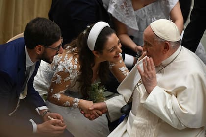 El Papa Francisco bendice a una pareja de recién casados durante la audiencia general semanal del 28 de febrero de 2024 