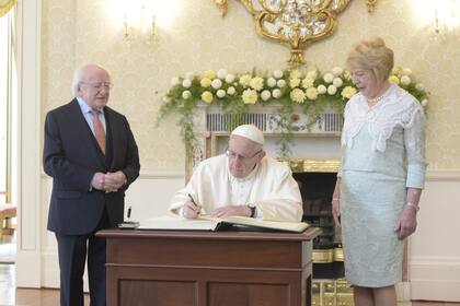 El Papa Francisco junto al presidente de Irlanda, Michael Higgins, y su esposa, Sabrina Coyne durante su visita en Dublin