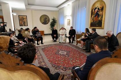 El Papa durante una reunión con familiares de israelíes secuestrados por los milicianos de Hamas 