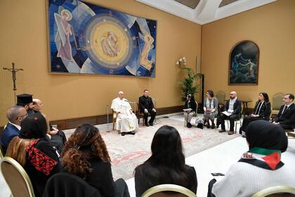 El papa Francisco, en su reunión con familiares de palestinos en Gaza. (Divisione Produzione Fotografica / VATICAN MEDIA / AFP)