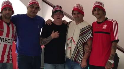 Popeye con parte de la barra de Estudiantes