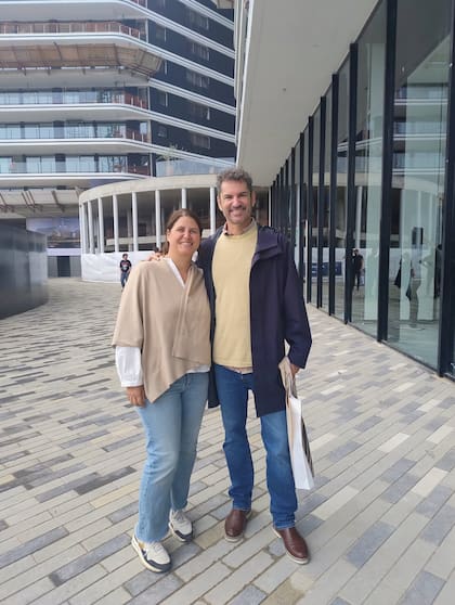 Popi Miguens, coordinadora general de obra de Experiencia Living, con el diseñador Sebastián Salazar, dueño del fantástico local deco Salazar Casa.