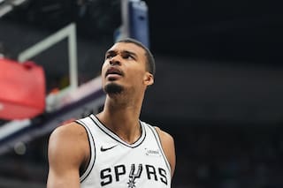 Popovich anima a los Spurs mientras Wembanyama y jóvenes debutan en playoffs ante Trail Blazers