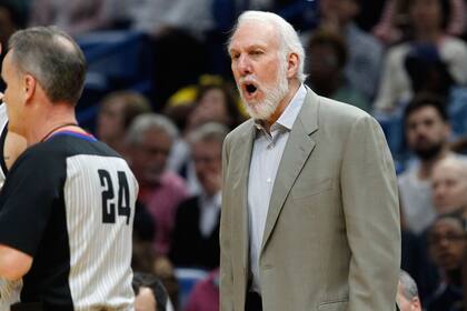 Popovich se queja en el partido contra Pelicans; fue la peor fase regular del técnico de los Spurs