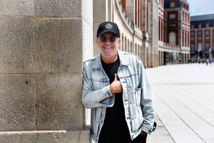 Popular como la rambla. Miguel Ángel Rodríguez se detuvo para conversar con la gente y tomarse decenas de selfies con el público