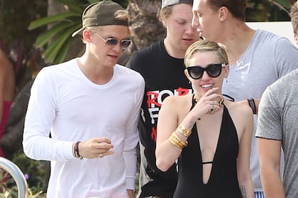 Por 2014, cuando Miley Cyrus y Cody Simpson hacían salidas con otros amigos