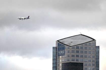 Por ahora está suspendida la orden que obliga al Estado argentino a entregar el 51% de las acciones de YPF