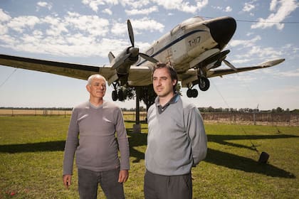 Por aire. Roberto Alberto y Mariano Morán, directivos del aeroclub de San Francisco, Córdoba, dicen que desde allí ven habitualmente avionetas que aterrizan fugazmente y se van; sospechan que es el método por el cual descargan la droga que viene del Norte