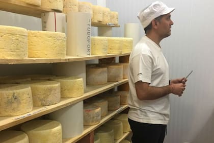 Por año, el cocinero produce 10 mil kilos de queso